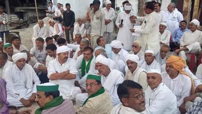 धरने पर बैठे खाप चौधरी, नरेश टिकैत और किसान।