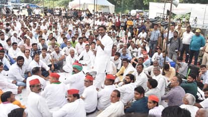 विक्टोरिया पार्क में धरना देते सपा विधायक अतुल प्रधान और अन्य।