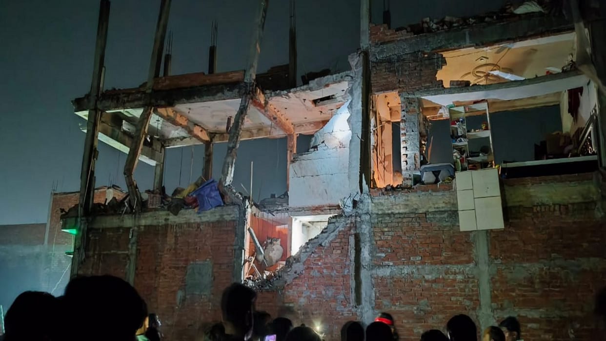 Pratapgarh was shaken by the explosion in a store of firecrackers, one died