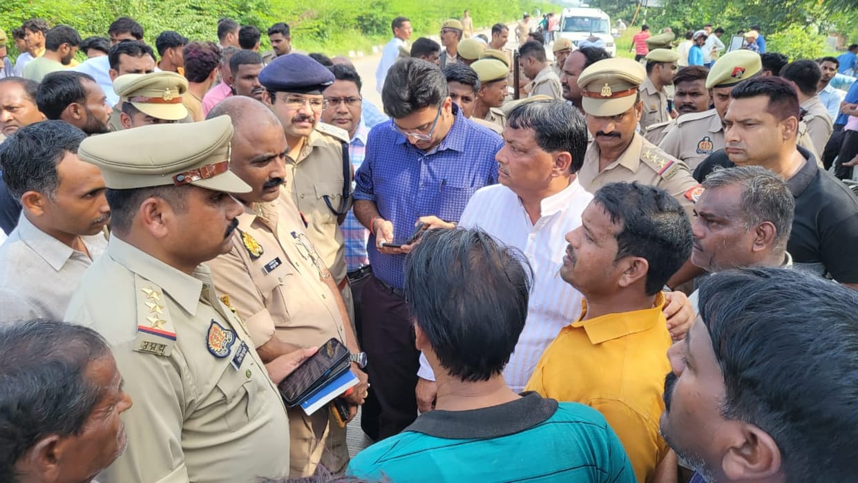 Three died in an accident in Tanda in Ambedkarnagar.