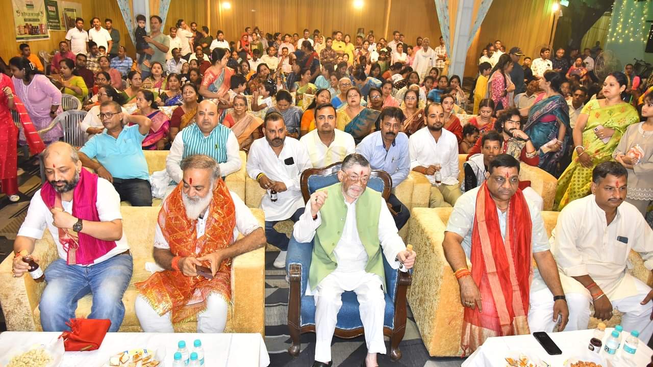 Women worshiped Goddess Durga with Dhunuchi dance in Bareilly