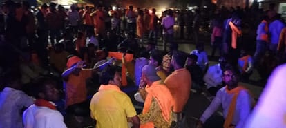 बलरामपुर: प्रतिमा विसर्जन के दौरान रास्ते को लेकर विवाद, नाराज लोगों ने रास्ता किया जाम, मौके पर पहुंची पुलिस Balrampur: Dispute over the road during idol immersion, road jammed, police reached the spot