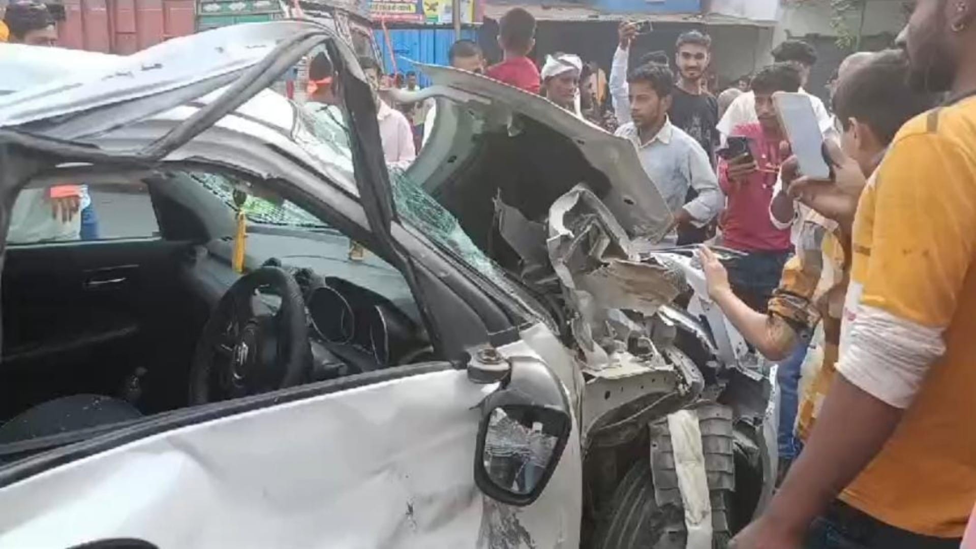 Chhapra: furious elephant destroyed 5 vehicles including 2 cars at Dussehra fair people ran away to save lives