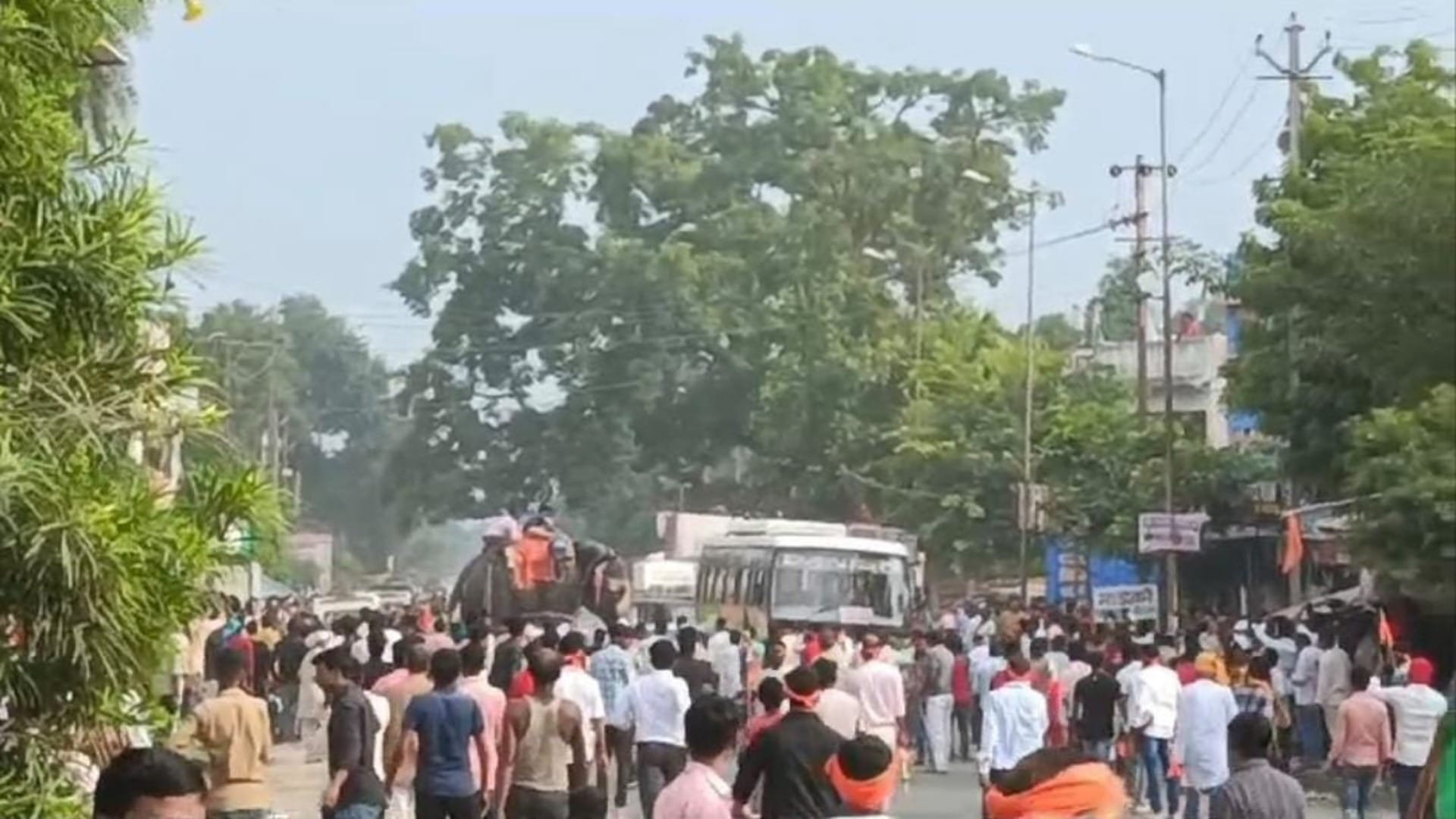 Chhapra: furious elephant destroyed 5 vehicles including 2 cars at Dussehra fair people ran away to save lives