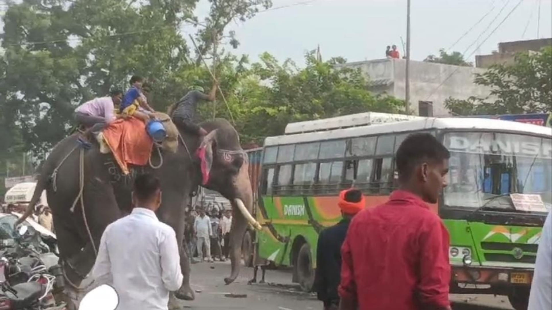 Chhapra: furious elephant destroyed 5 vehicles including 2 cars at Dussehra fair people ran away to save lives