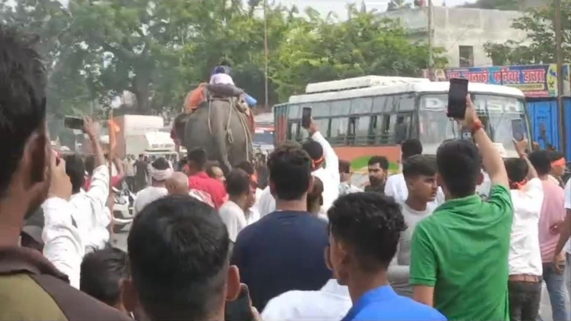 Chhapra: furious elephant destroyed 5 vehicles including 2 cars at Dussehra fair people ran away to save lives