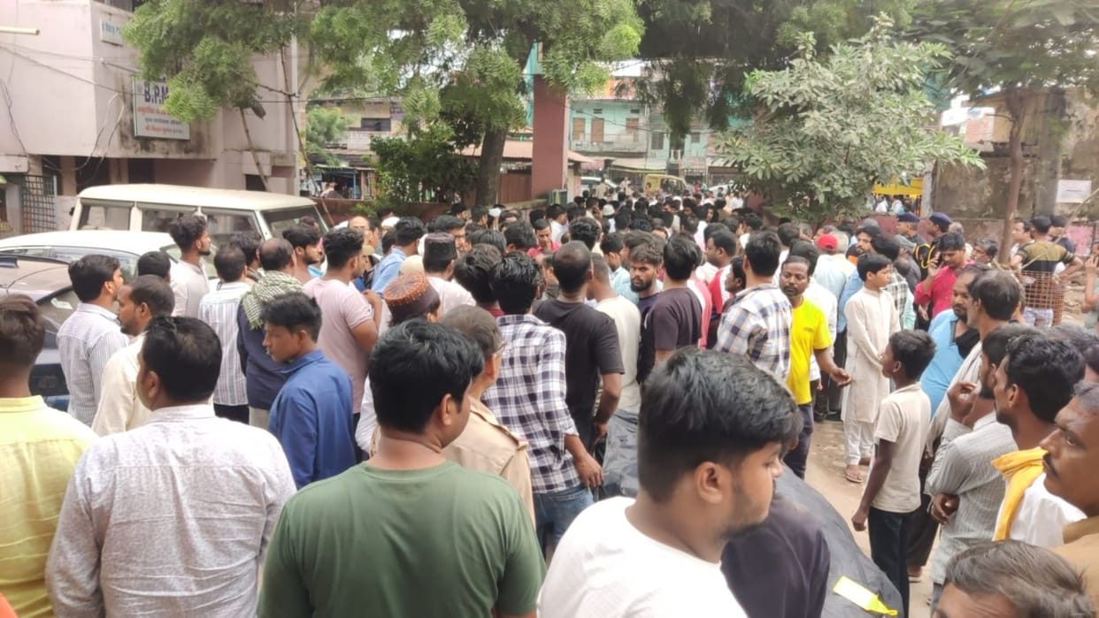 Road accident in Gopiganj father-in-law and son-in-law die driver absconded police is searching for them