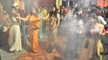 Women worshiped Goddess Durga with Dhunuchi dance in Bareilly