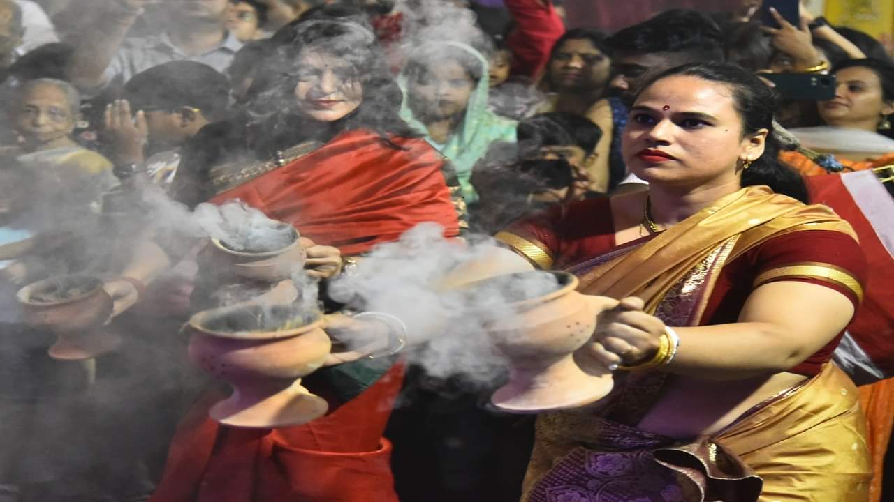Women worshiped Goddess Durga with Dhunuchi dance in Bareilly