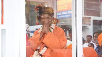 UP: विजयदशमी पर निकाली गई भव्य शोभायात्रा, पहली बार CM योगी बंद गाड़ी से निकले मंदिर से बाहर; देखें तस्वीरें Traditional Vijayadashami procession started from Gorakhnath temple in Gorakhpur
