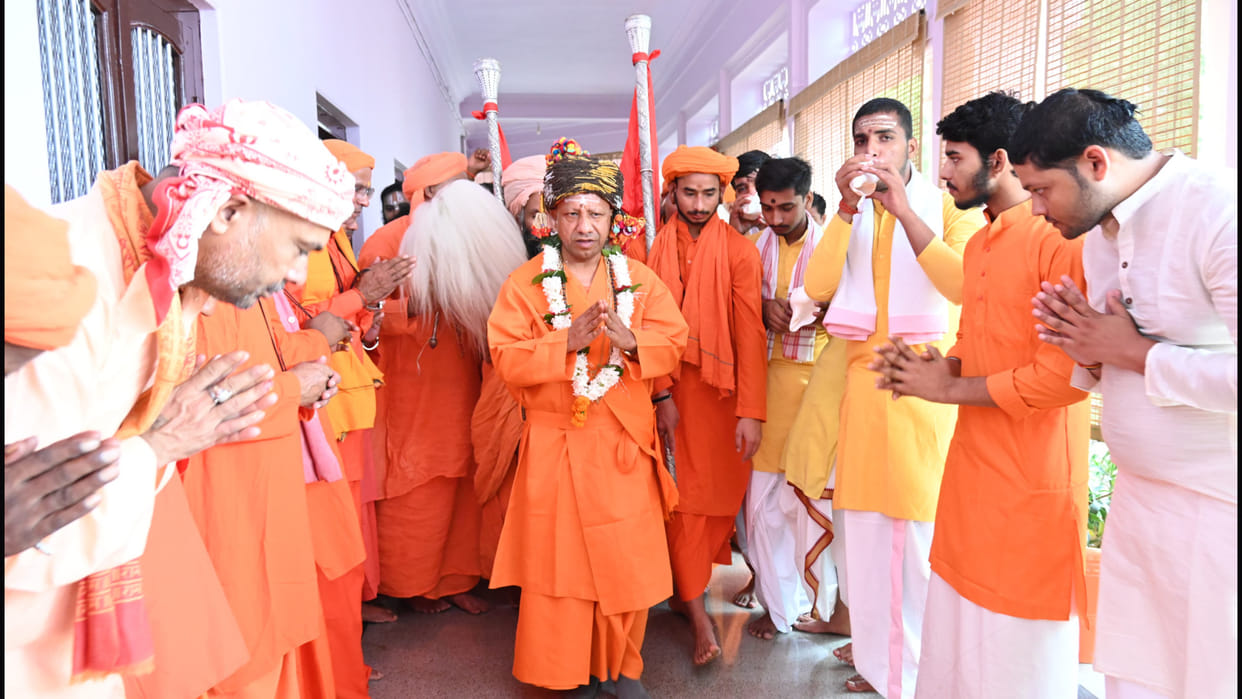 Yogi Adityanath performed special worship of Shrinath ji at Gorakhnath temple.