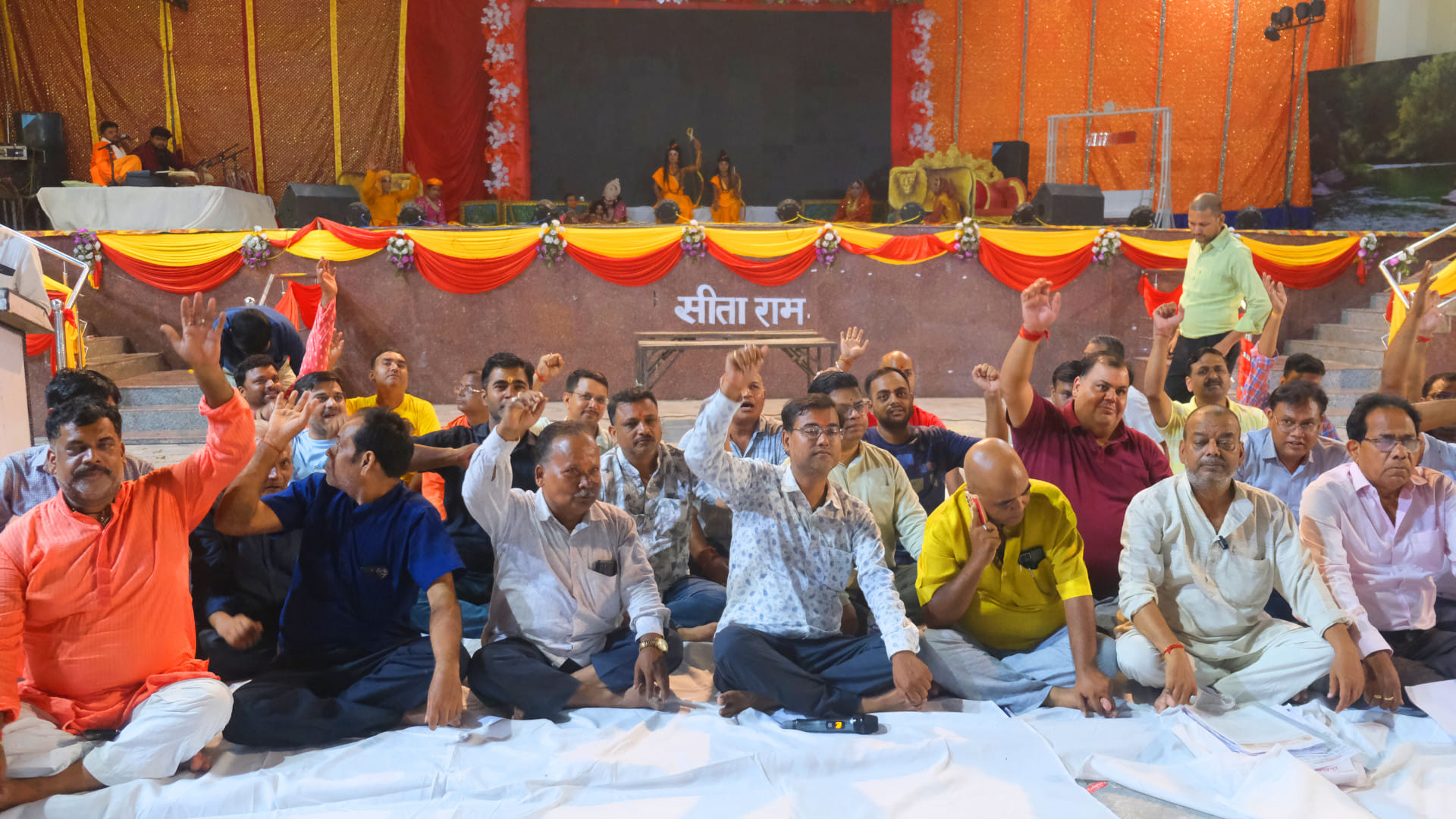 In Gorakhpur, Officials sit on dharna, Ramlila started after three and a half hours