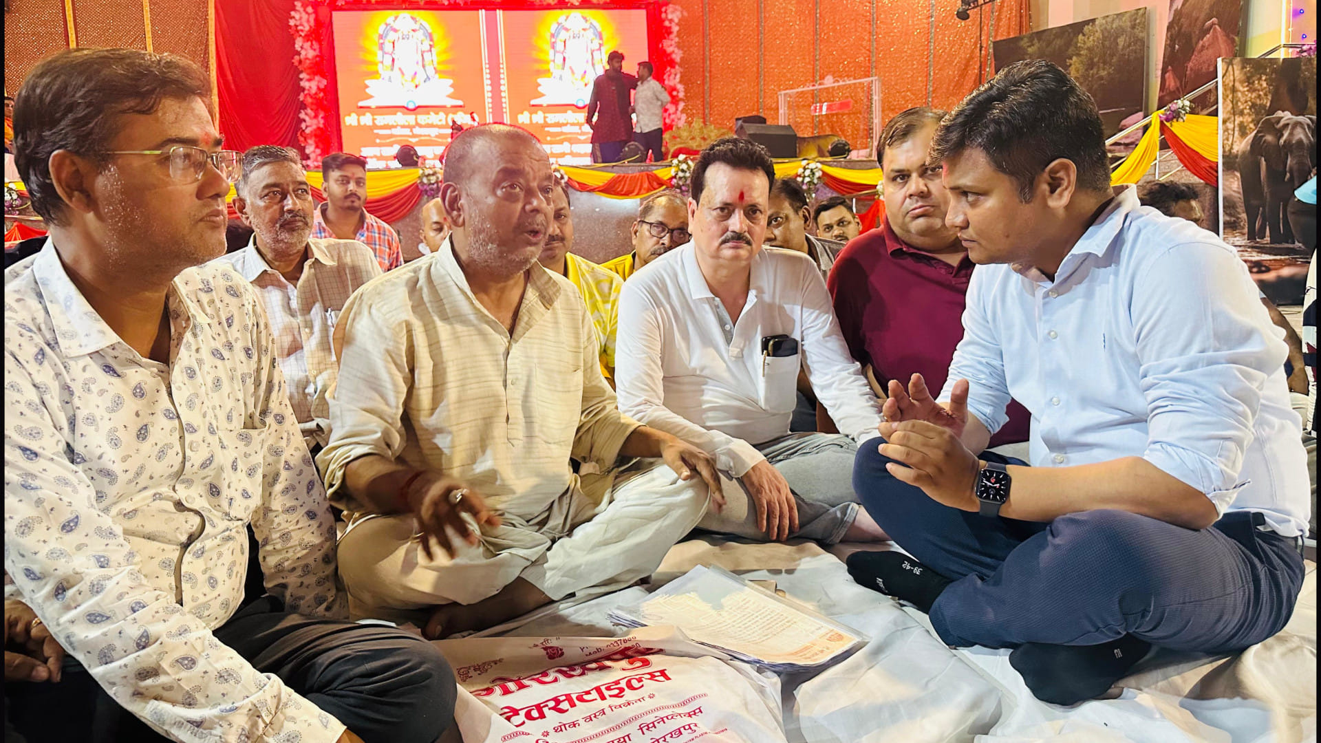 In Gorakhpur, Officials sit on dharna, Ramlila started after three and a half hours