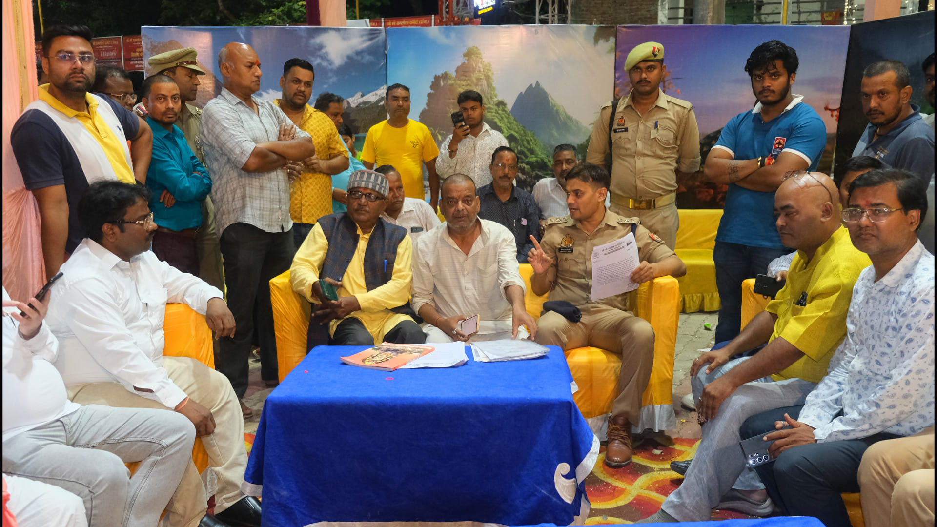 In Gorakhpur, Officials sit on dharna, Ramlila started after three and a half hours
