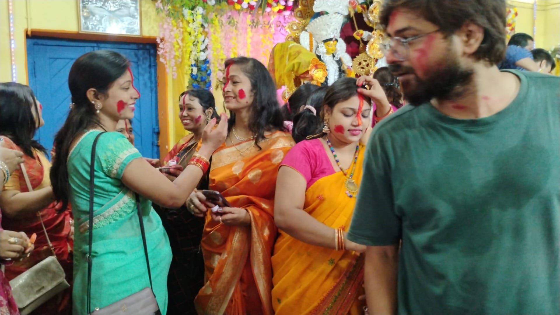 Gaya: Bengali community bid farewell to Maa Durga with great pomp, celebrated unique Holi with Sindoor Khela