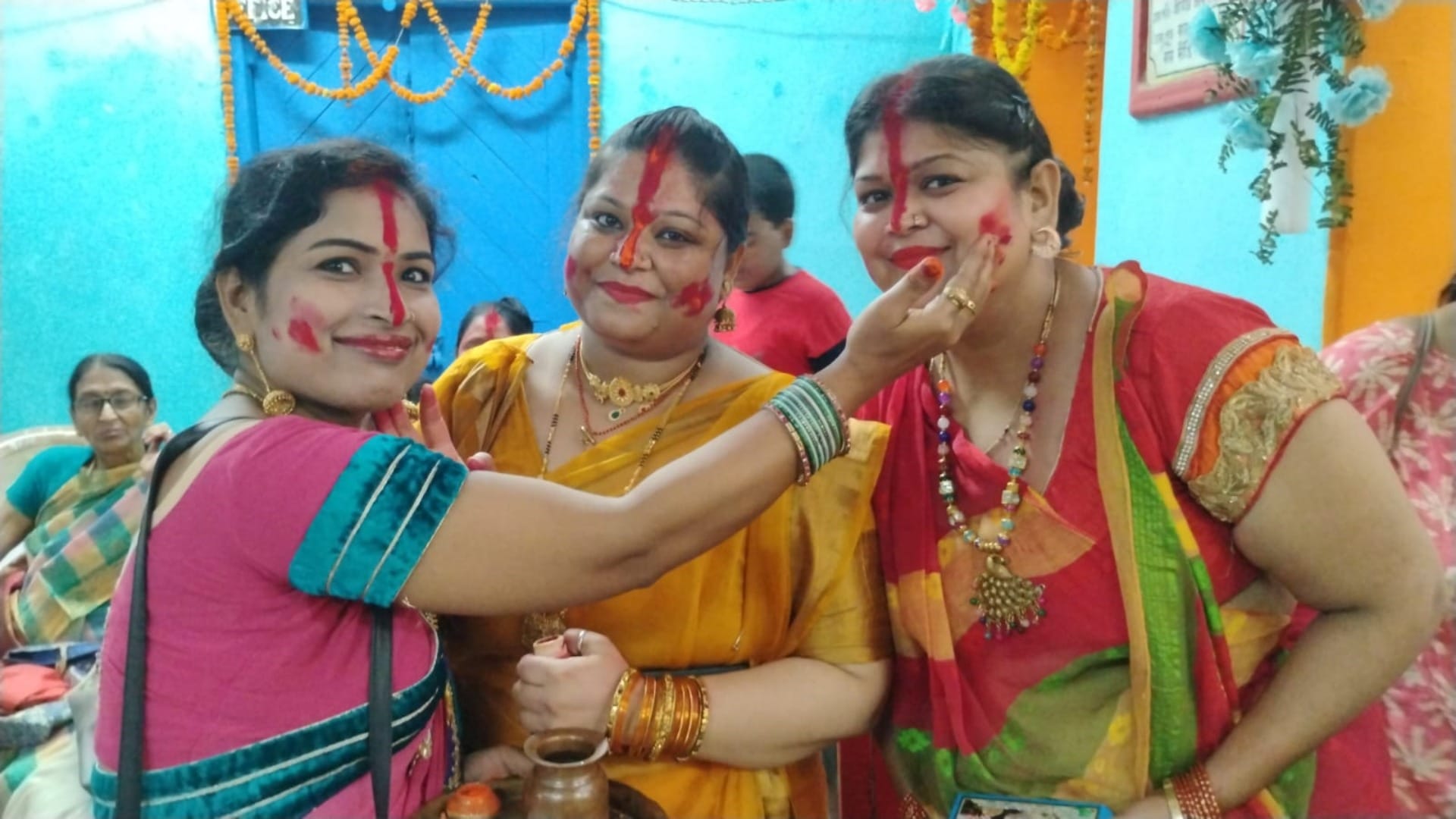 Gaya: Bengali community bid farewell to Maa Durga with great pomp, celebrated unique Holi with Sindoor Khela
