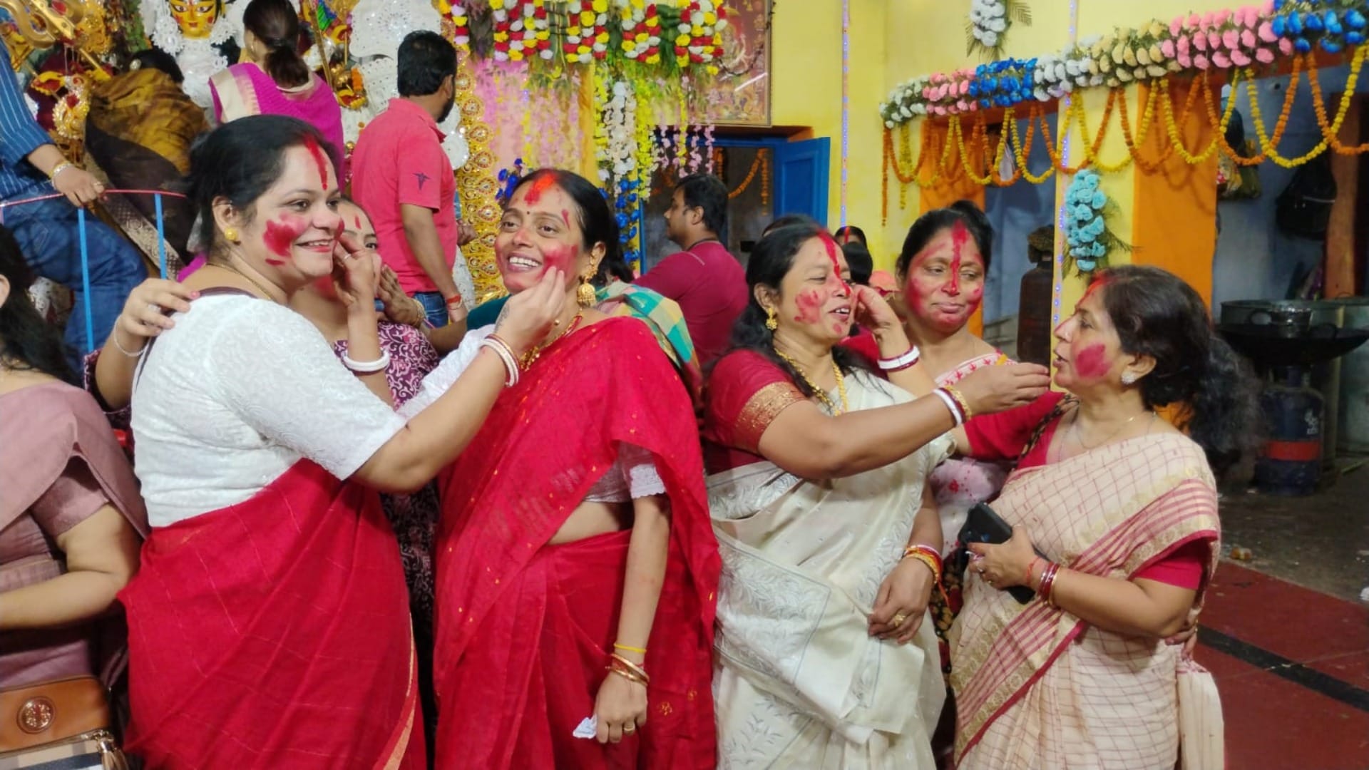 Gaya: Bengali community bid farewell to Maa Durga with great pomp, celebrated unique Holi with Sindoor Khela