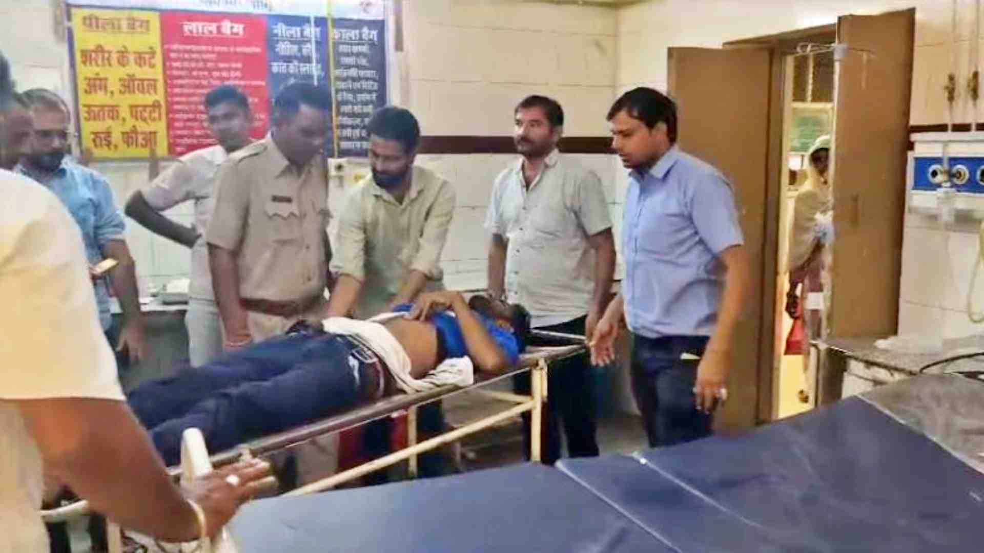 घायल को लाया गया अस्पताल।