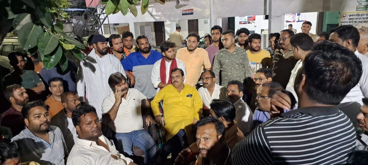 Meerut: BJP leaders created ruckus at Railway Road police station, police settled the matter by saying sorry