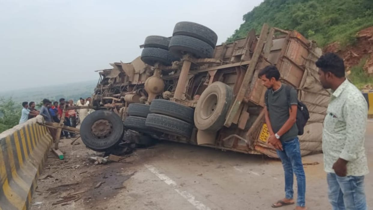 uncontrolled truck crushed couple and innocent child in mirzapur mourning prevailed among family members