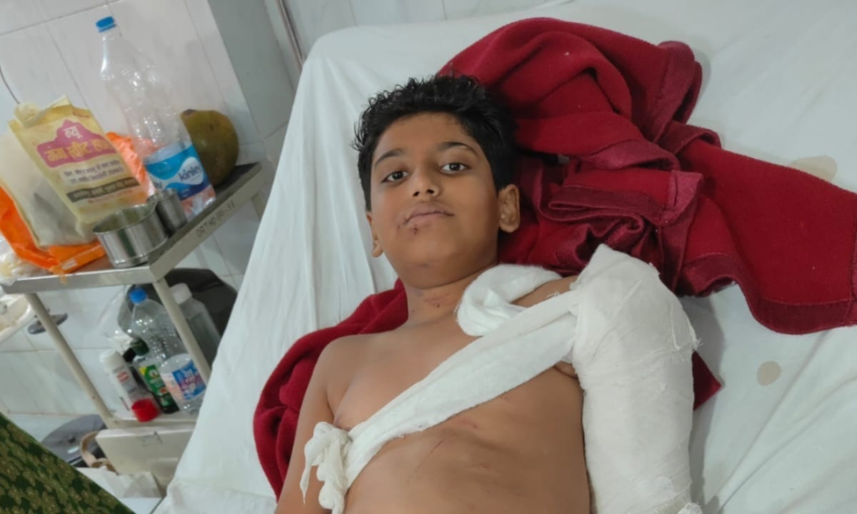 painful story of Shivansh only survivor after four people died in Varanasi road accident