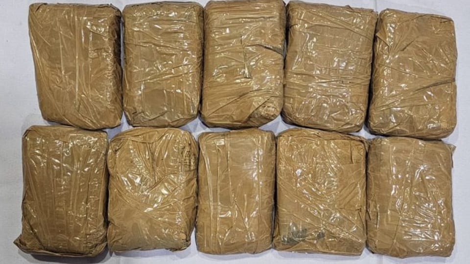 Counter Intelligence Amritsar stopped recovered heroin from car