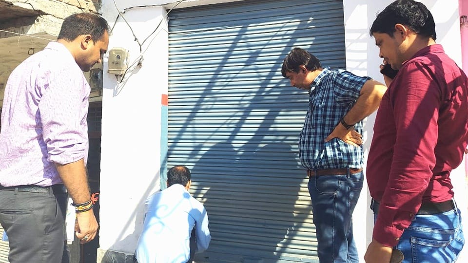 Moradabad: Two clinics running illegally Kanth were sealed, quack ran away after removing banner Galshaheed