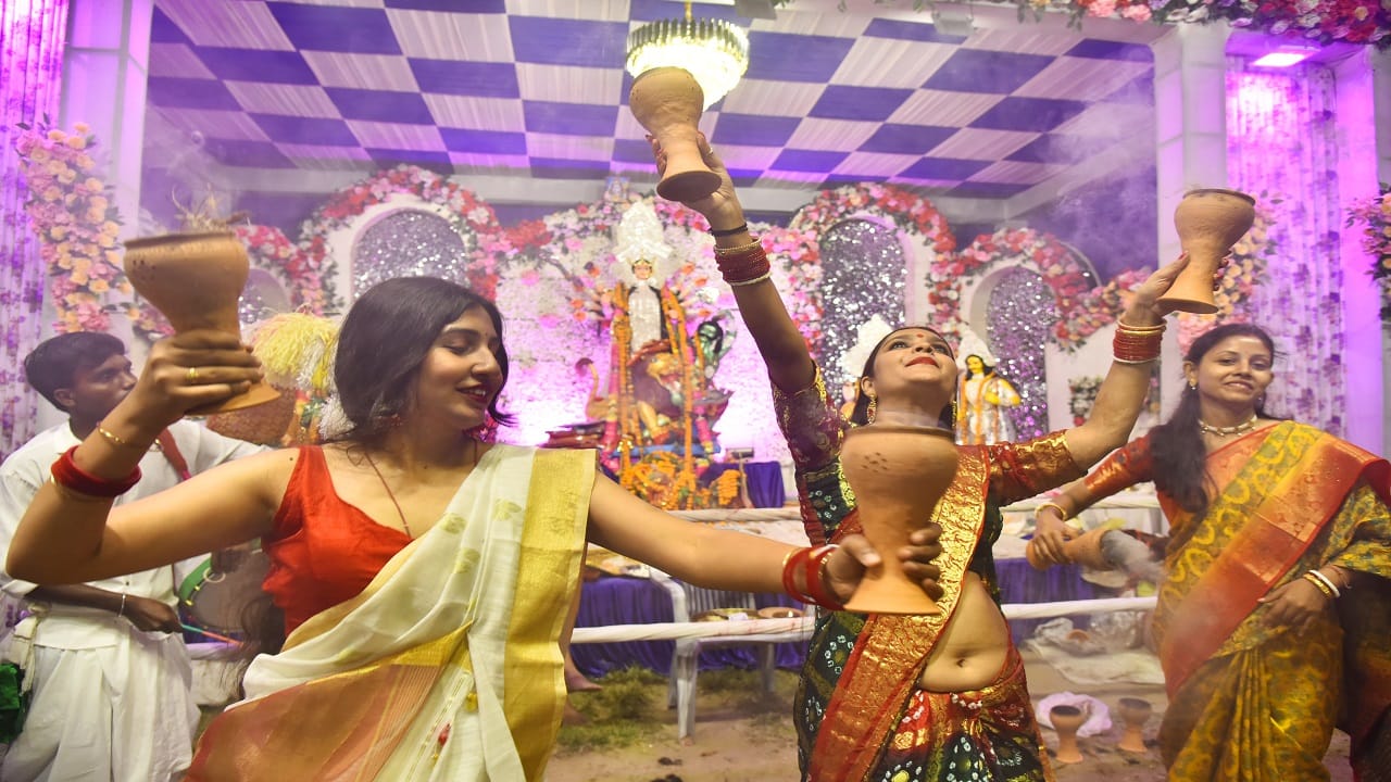 Women worshiped Goddess Durga with Dhunuchi dance in Bareilly