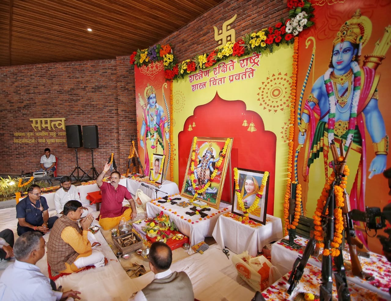 MP News: CM worshiped Shakti Swarupa Maa Kali wearing dhoti and kurta, wished the public on Dussehra festival.