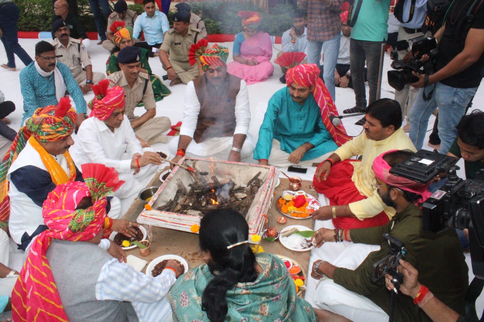 MP News: Deputy CM Jagdish Deora performed Shastra Puja in Bhopal, said- Congress is distraught by the defeat.