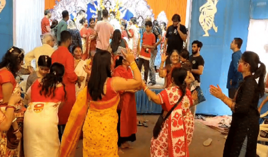 Shardiya Navratri: Women bid farewell to mother with sindoor khela, women dance on drums