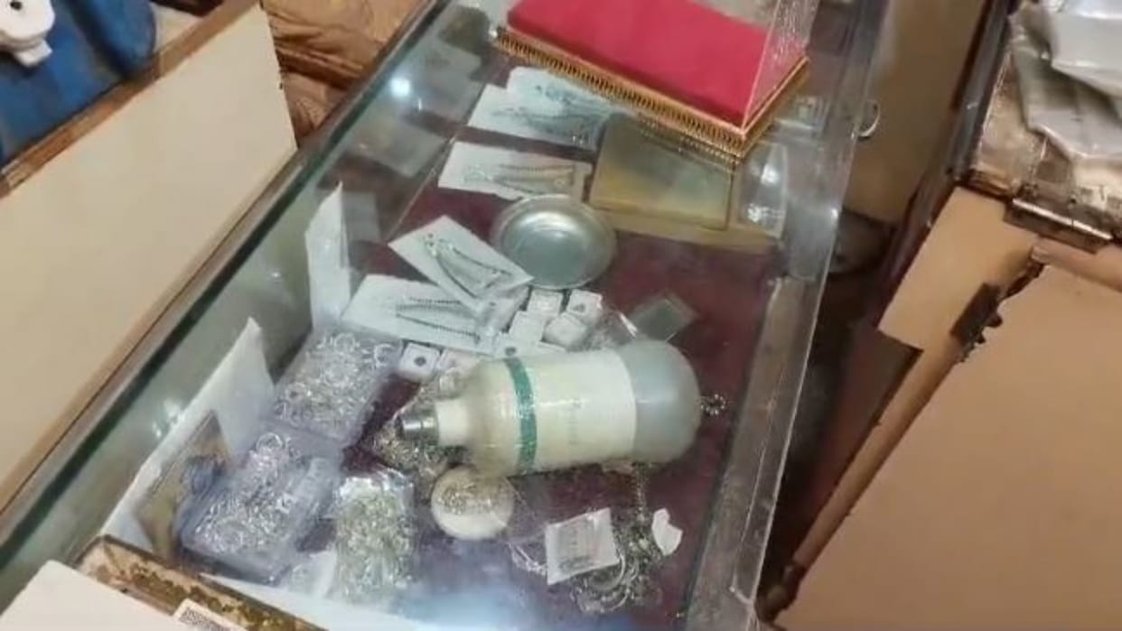 Alwar: Thieves took away goods worth lakhs from jewelers shop, question mark on police patrolling