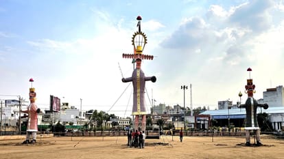 पटेल मैदान में खड़े रावण, मेघनाद और कुंभकर्ण के पुतले