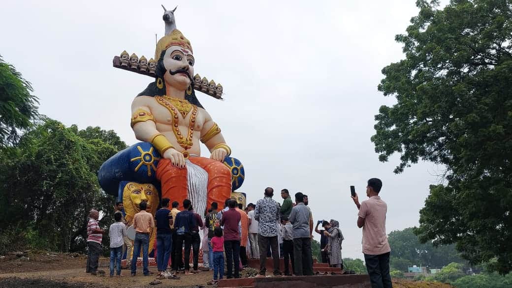 नामदेव समाज ने की रावण की पूजा।
