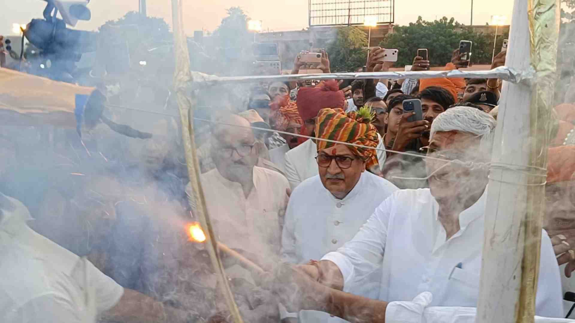 रावण के पुतले को अग्नि देते मंत्री गजेंद्र सिंह शेखावत।