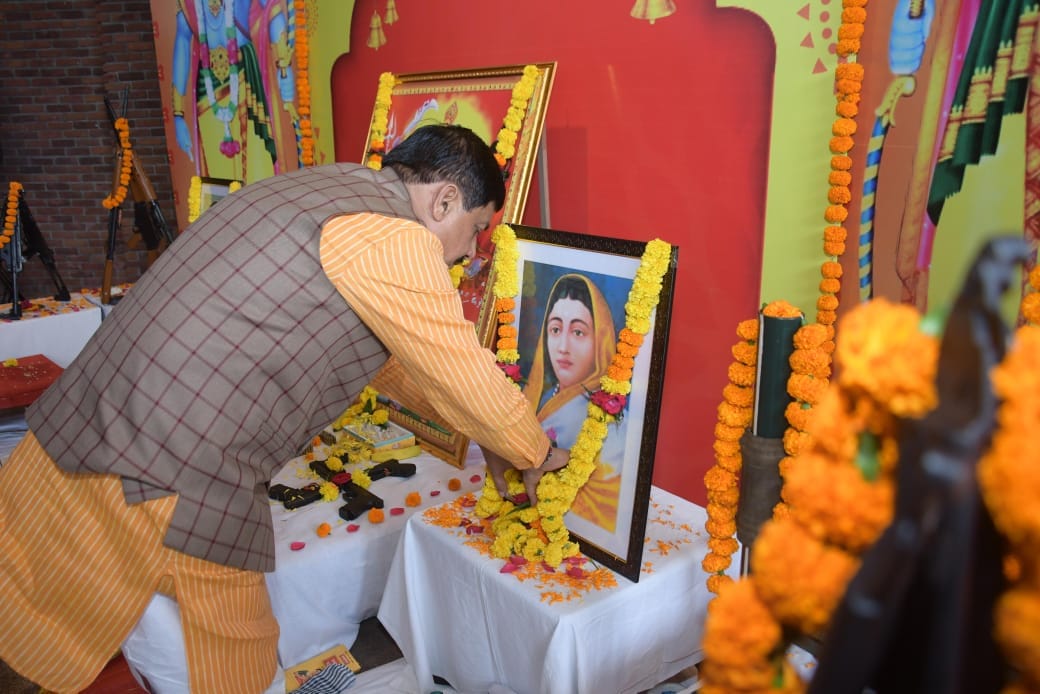MP News: CM worshiped Shakti Swarupa Maa Kali wearing dhoti and kurta, wished the public on Dussehra festival.