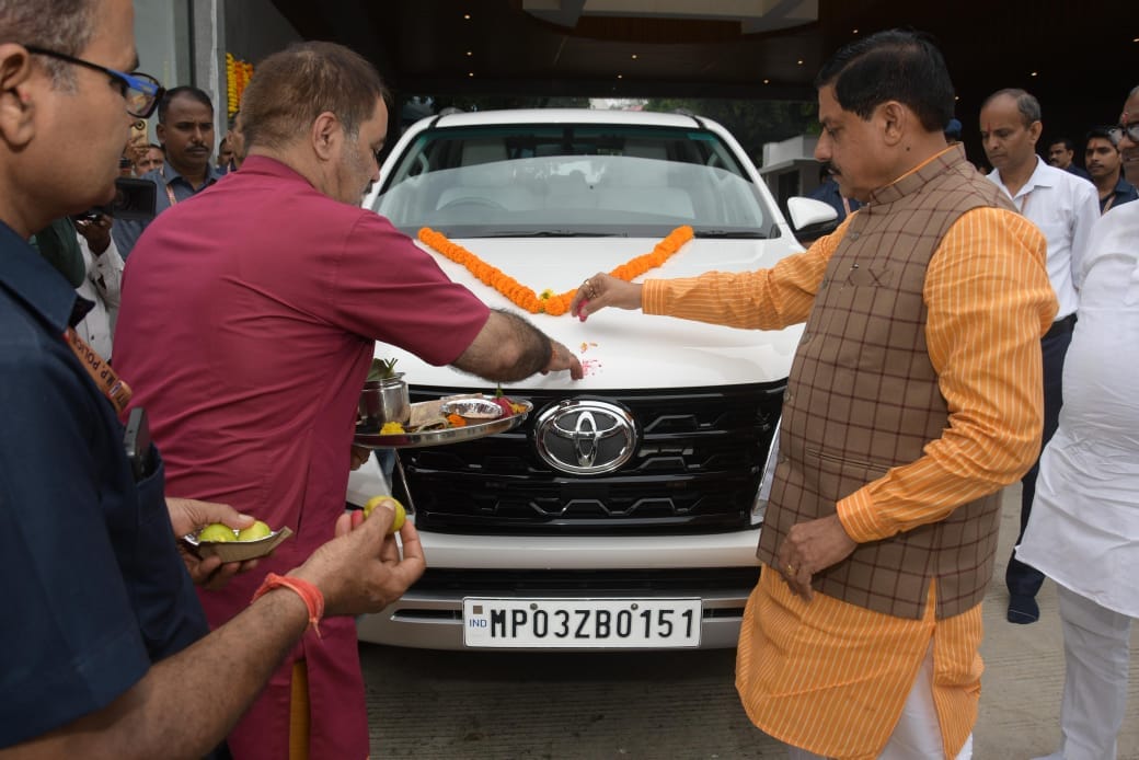 MP News: CM worshiped Shakti Swarupa Maa Kali wearing dhoti and kurta, wished the public on Dussehra festival.