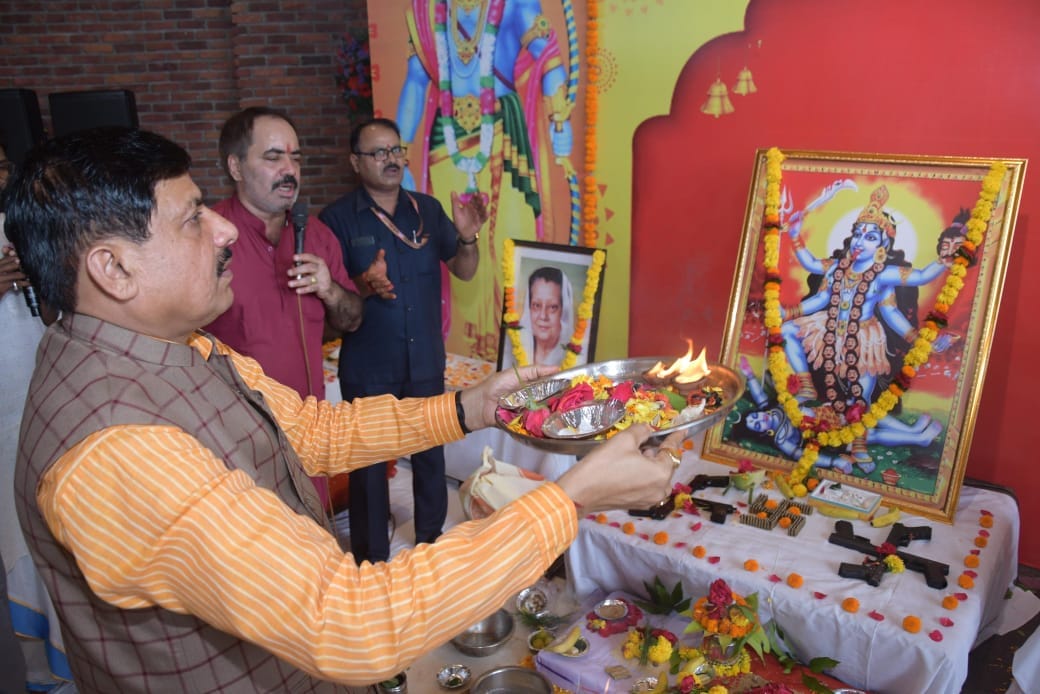 MP News: CM worshiped Shakti Swarupa Maa Kali wearing dhoti and kurta, wished the public on Dussehra festival.