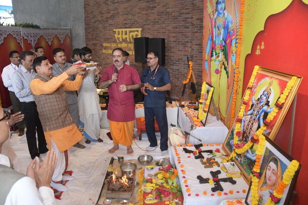 MP News: CM worshiped Shakti Swarupa Maa Kali wearing dhoti and kurta, wished the public on Dussehra festival.