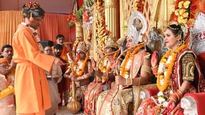 UP: विजयदशमी पर निकाली गई भव्य शोभायात्रा, पहली बार CM योगी बंद गाड़ी से निकले मंदिर से बाहर; देखें तस्वीरें Traditional Vijayadashami procession started from Gorakhnath temple in Gorakhpur