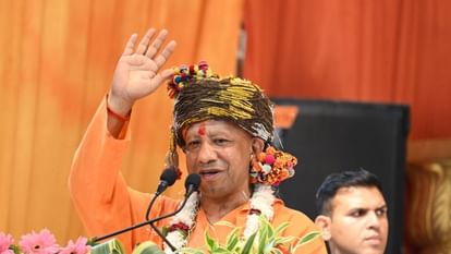 UP: विजयदशमी पर निकाली गई भव्य शोभायात्रा, पहली बार CM योगी बंद गाड़ी से निकले मंदिर से बाहर; देखें तस्वीरें Traditional Vijayadashami procession started from Gorakhnath temple in Gorakhpur
