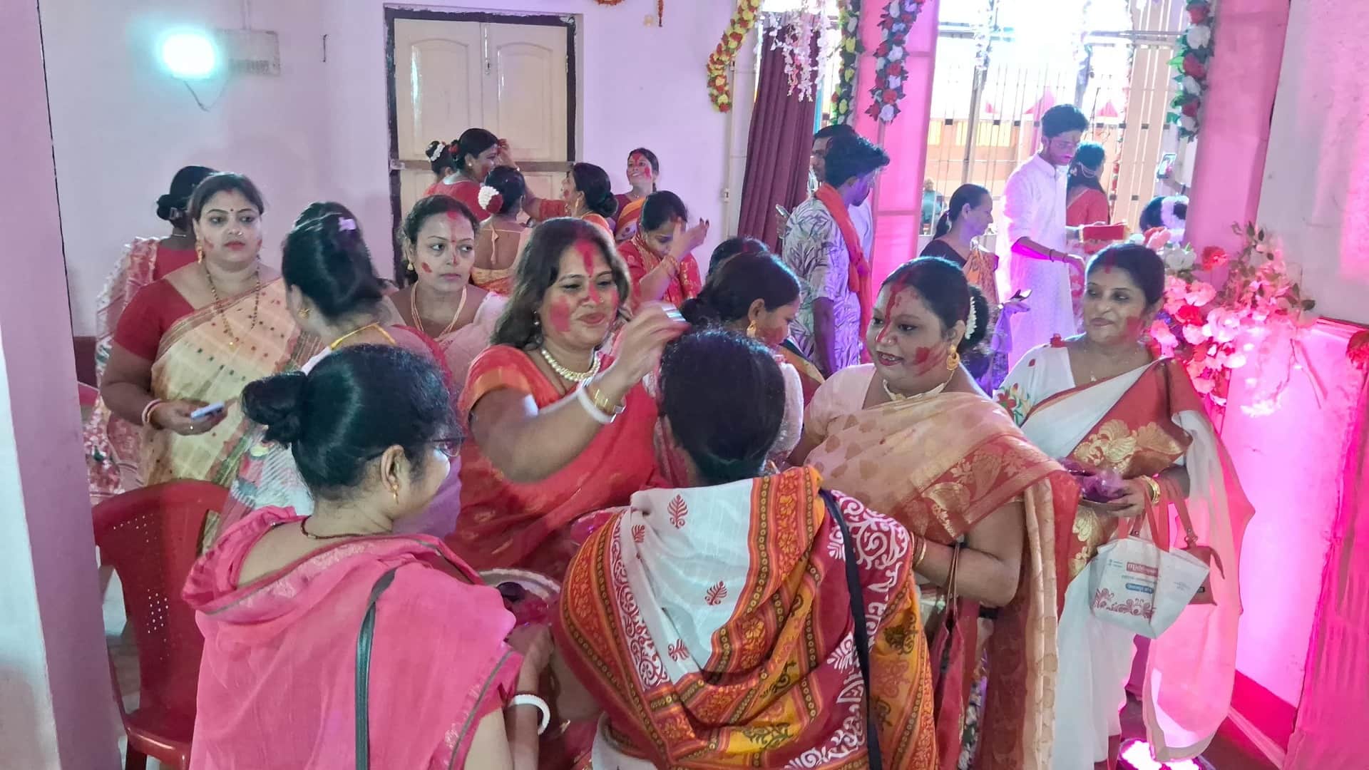 Sindoor Khela: Unique performance of Bengali tradition on Vijayadashami in Muzaffarpur, farewell to Maa Durga