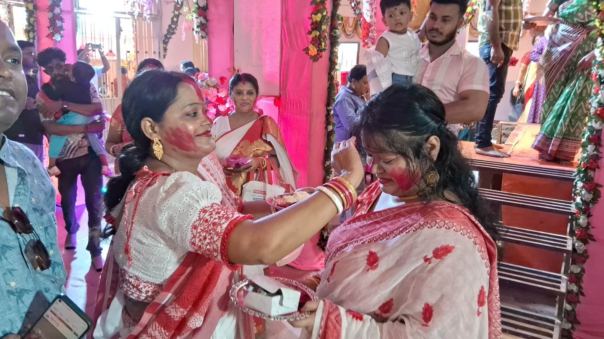 Sindoor Khela: Unique performance of Bengali tradition on Vijayadashami in Muzaffarpur, farewell to Maa Durga