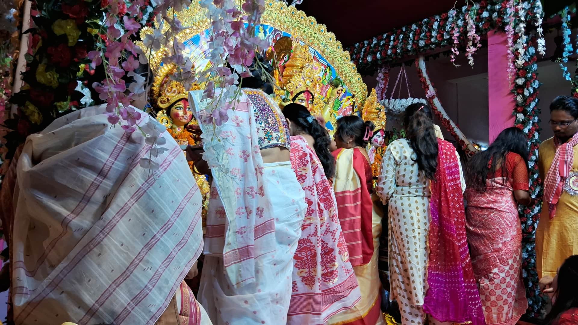Sindoor Khela: Unique performance of Bengali tradition on Vijayadashami in Muzaffarpur, farewell to Maa Durga