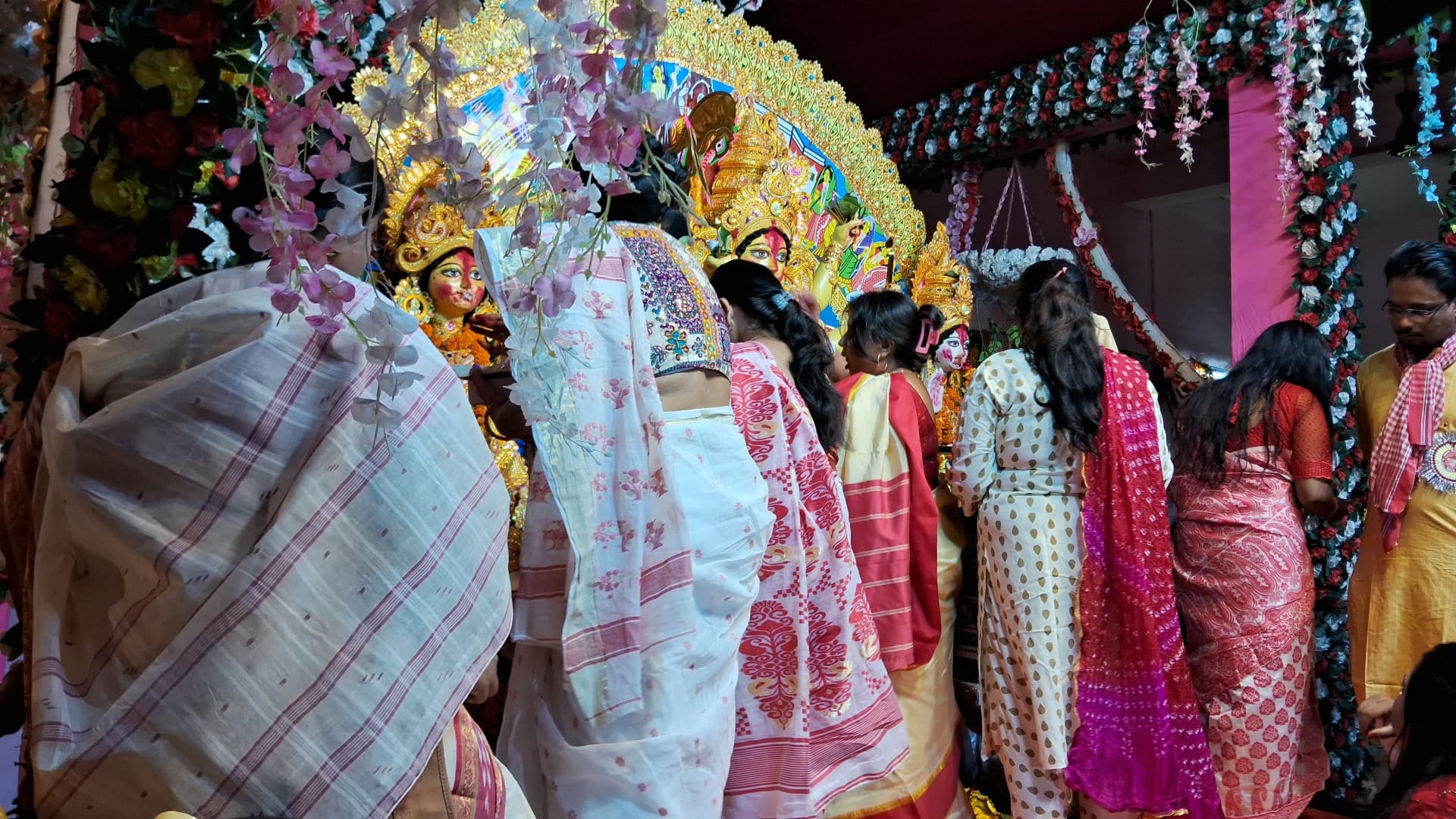 Sindoor Khela: Unique performance of Bengali tradition on Vijayadashami in Muzaffarpur, farewell to Maa Durga