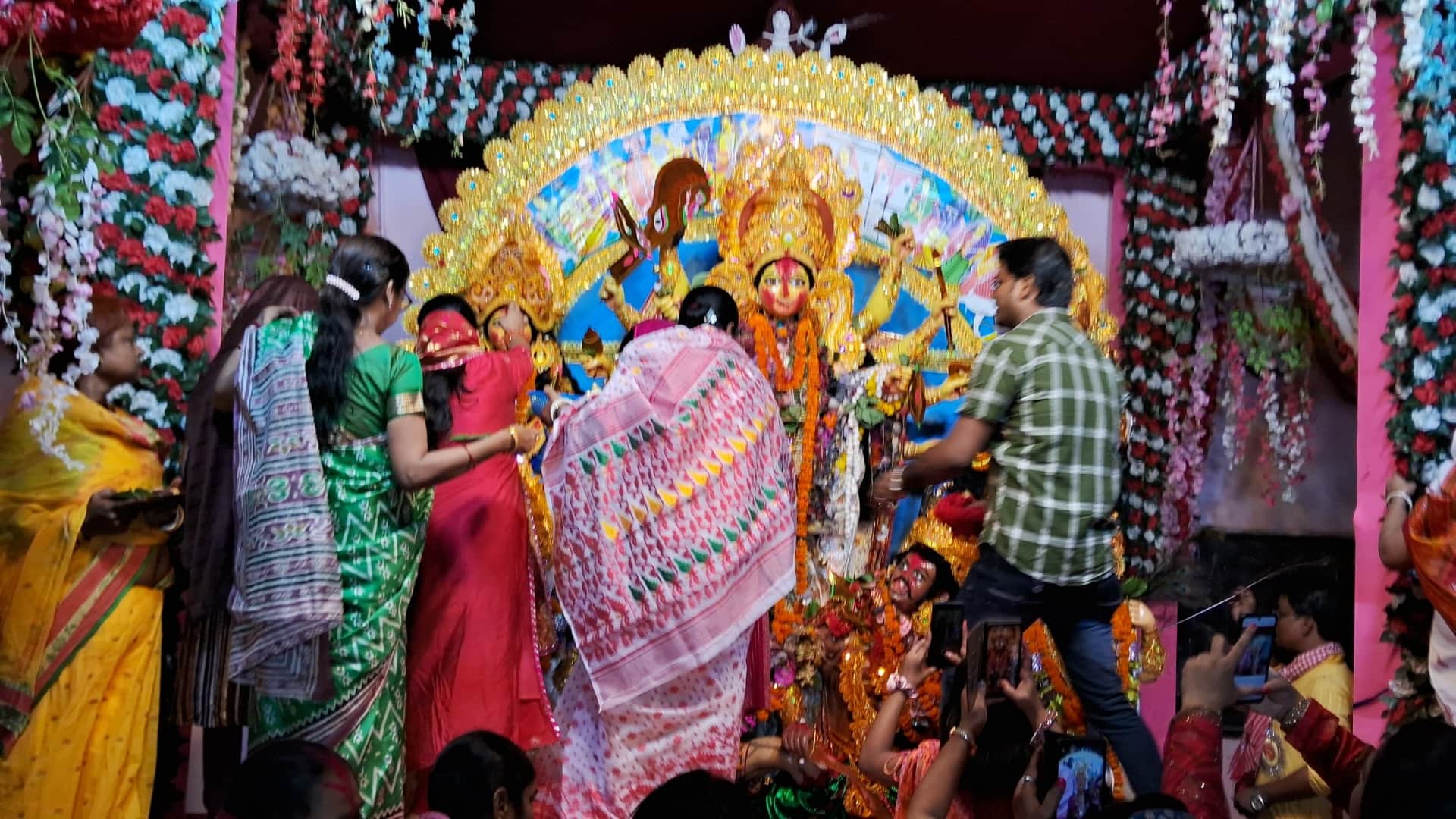 Sindoor Khela: Unique performance of Bengali tradition on Vijayadashami in Muzaffarpur, farewell to Maa Durga