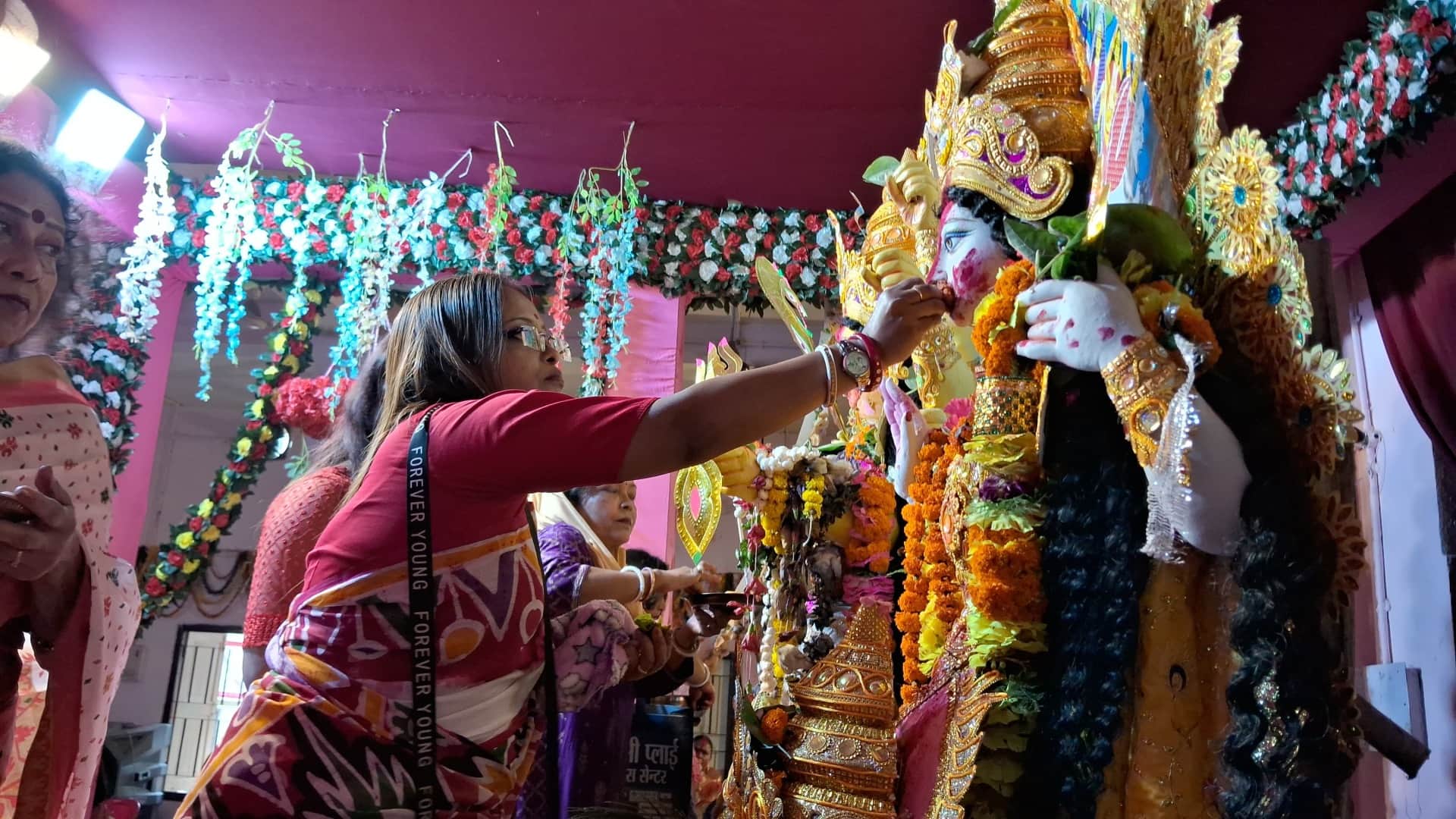 Sindoor Khela: Unique performance of Bengali tradition on Vijayadashami in Muzaffarpur, farewell to Maa Durga