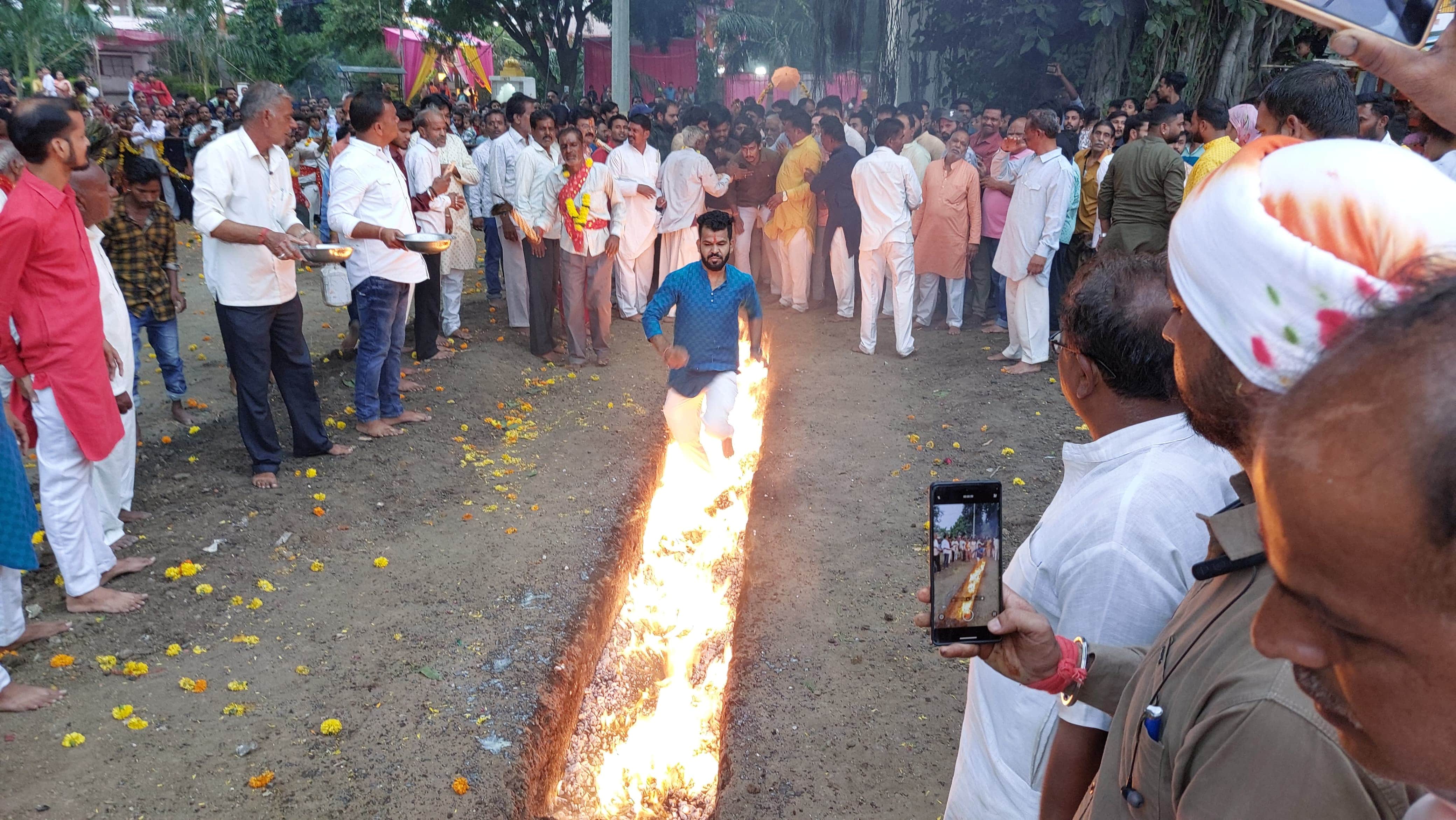 धधकते अंगारों से गुजरता भक्त