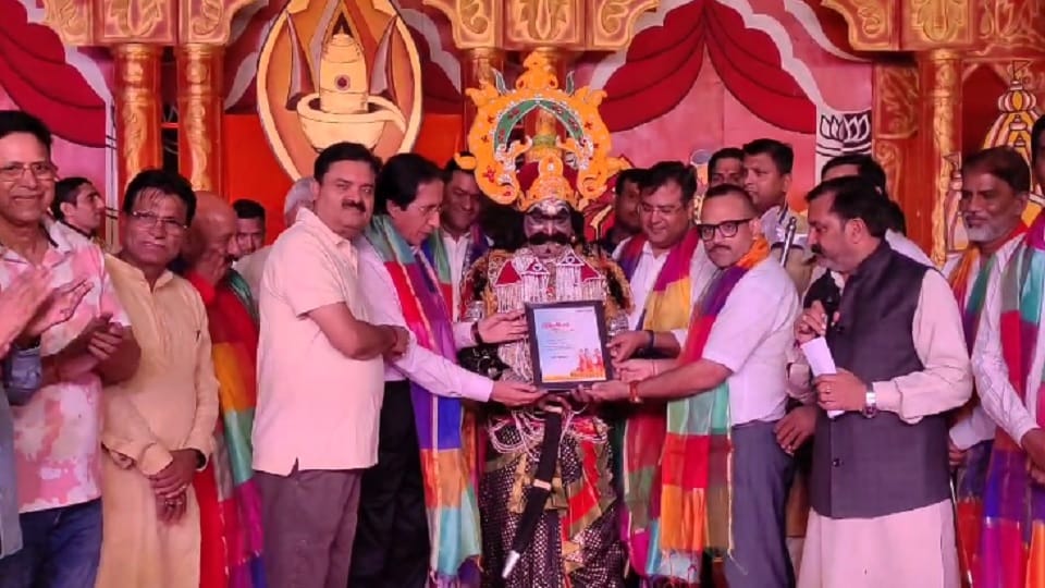 Amar Ujala gave award to the best artists who performed in Ramlila