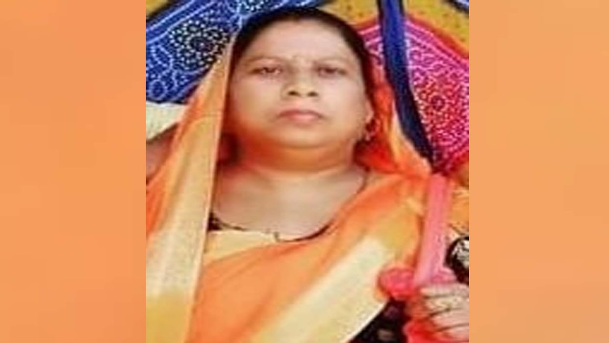 Hardoi Accident: Bike rider woman dies after being hit by a car, husband and son injured